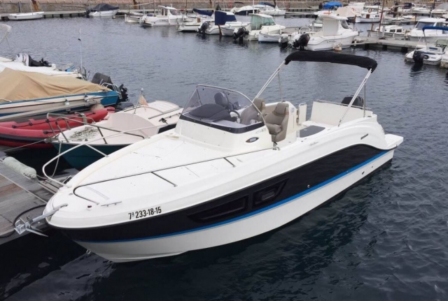 nuestra embarcacion en el puerto
